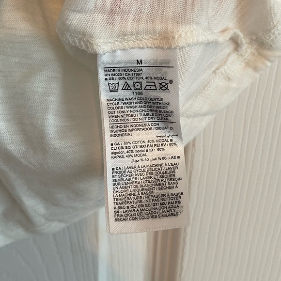 Old Navy Women's Cream Flutter Sleeve Top. Size Medium - Picture 4 of 4